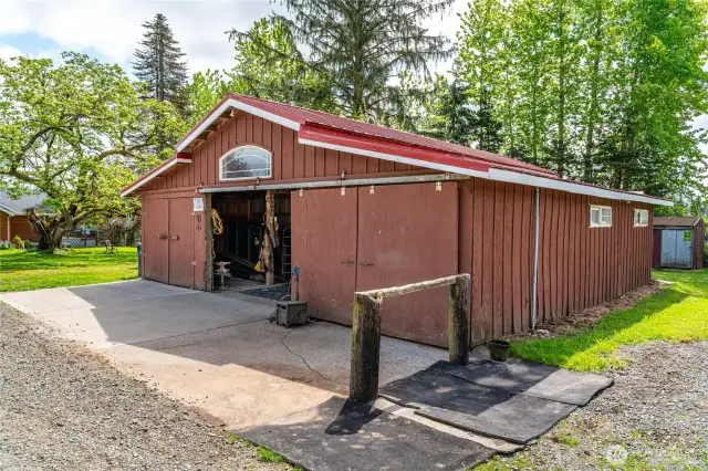 Barn w/ 3 12x12 matted  stalls