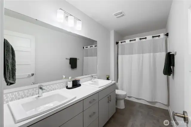 ~Upstairs Full Bathroom~