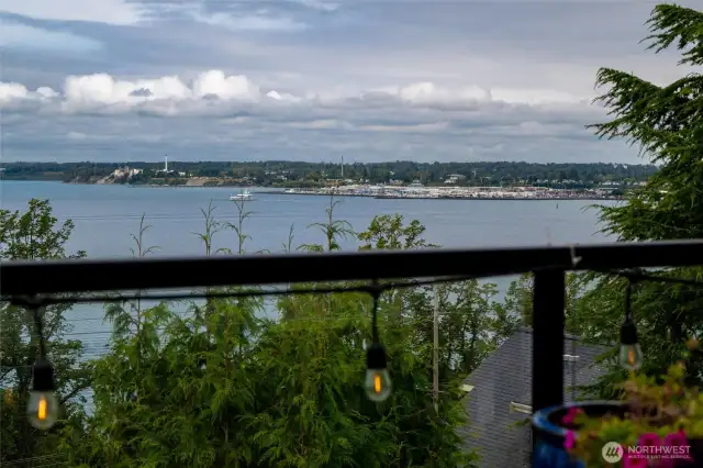Metal Framed Glass Deck Rail to best enjoy the Bellingham Bay Views