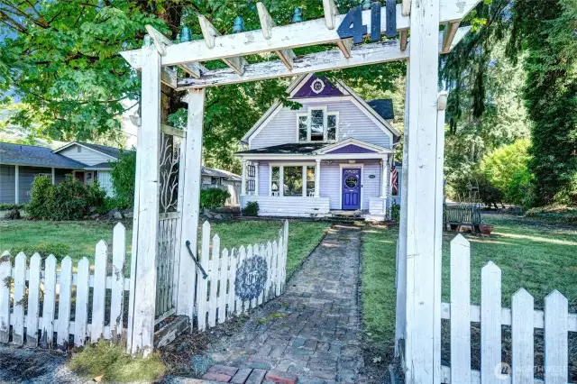 Iconic 1901 Craftsman on Lewis St