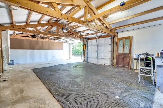 2 Bay Parking w Extra Shop Area - Perfect for a Contractor or Home Based Business