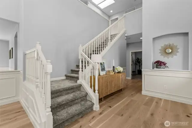 Large Entry w/ Vaulted Ceilings