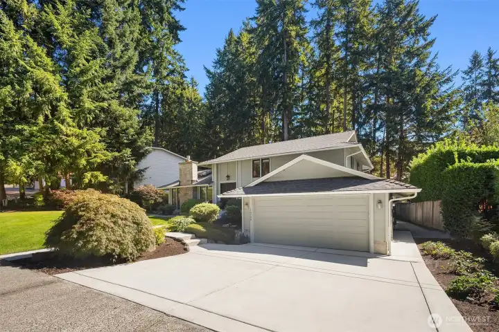 Newer Roof, newer water heater, heat pump & A/C.  Great location close to schools, downtown Redmond, and easy access to 520 & Microsoft!
