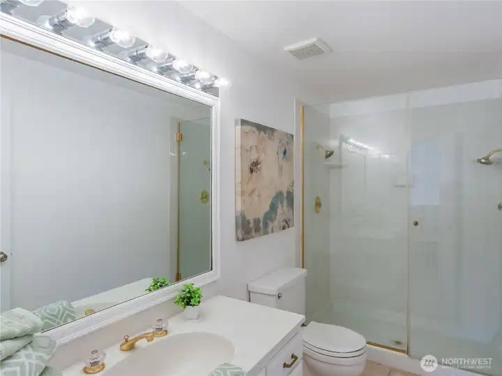 3pc ensuite w/2 shower heads- full sz shower!