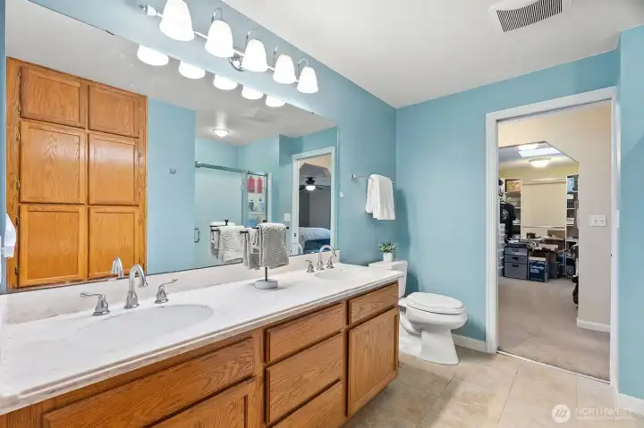 5-piece en-suite bathroom in primary bedroom.