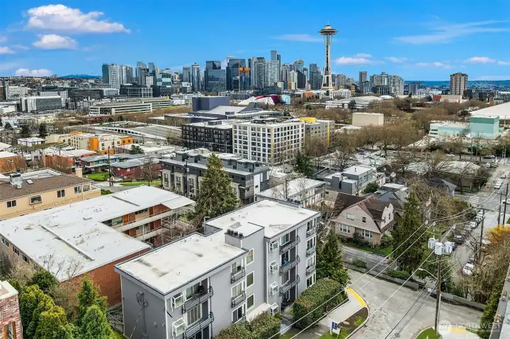 Fabulous, super walkable location! Quiet neighborhood on QA with easy access to Mercer Street. Easily walk to Seattle Center, the Opera House, upper and lower Queen Anne with all of the shops and eateries, Kerry Park, Climate Pledge Arena, Lake Union and MORE!
