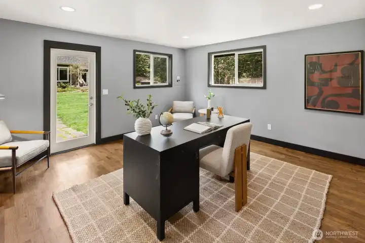 Outbuilding perfect for office, gym or studio.