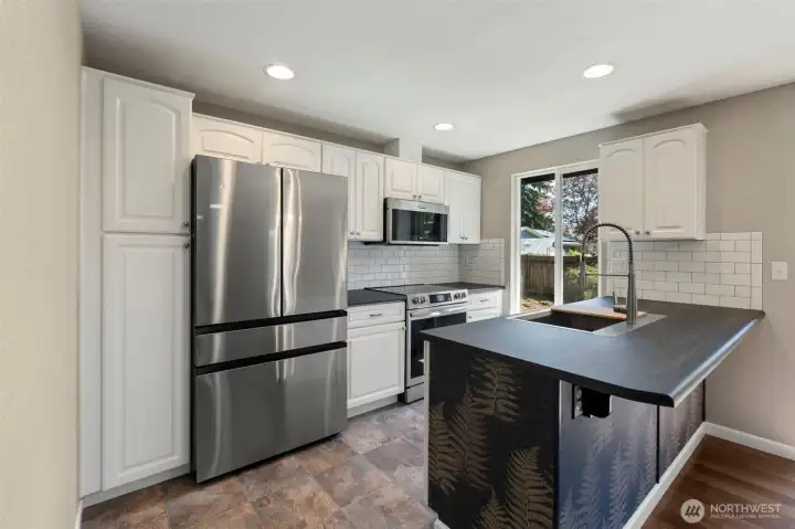 Update Kitchen. All appliances stay