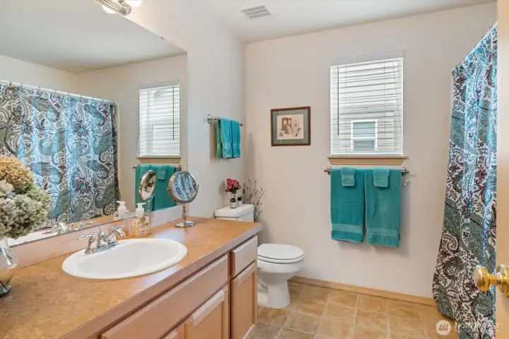 Upper floor full guest bath.