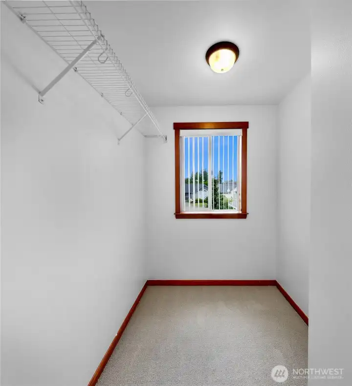 Spactious primary suite. Spactious primary suite.