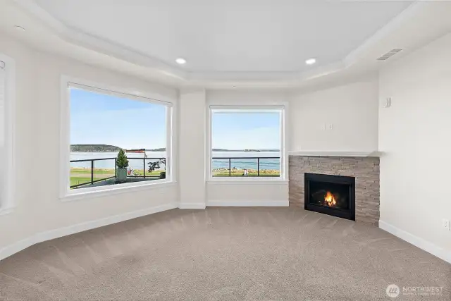 The views take center stage as soon as you enter. The layout definitely maximizes the views.