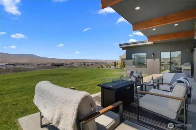 Panoramic views of Columbia River, golf course, mountains and airport.