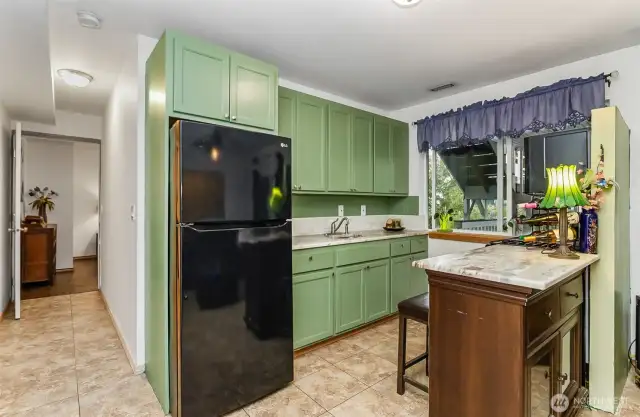 Apartment Suite full kitchen- gas stove