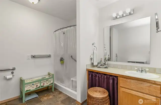Apartment Suite- Full bath