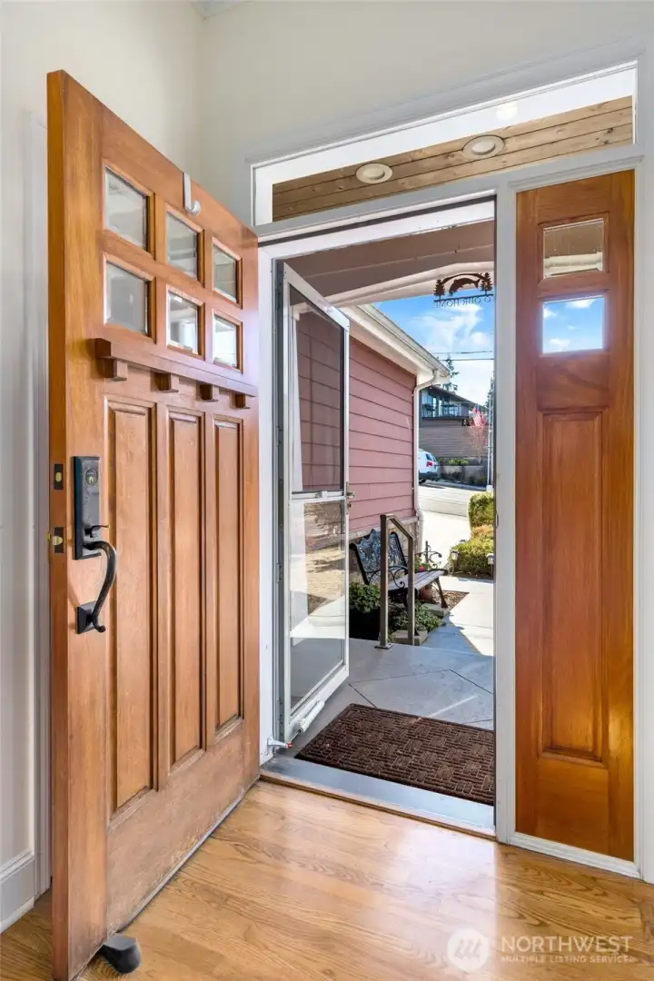 Welcome in to this gorgeous home! Hardwood floors throughout all of main living area