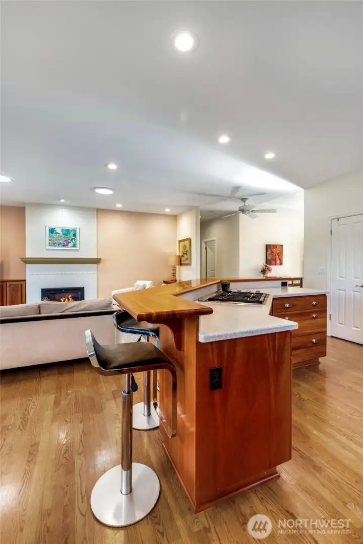 Breakfast bar seating for 4 in this lovely kitchen