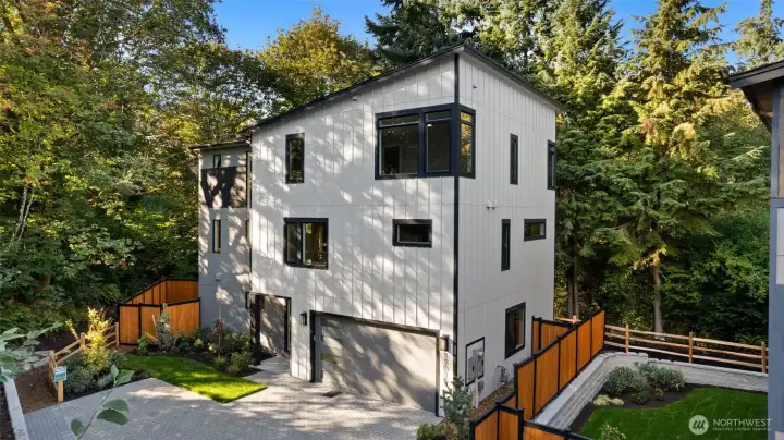 Private, secluded lot backs up to the protected nature reserve. Inside you are surrounded by nature. It feels like your living in a luxury treehouse!