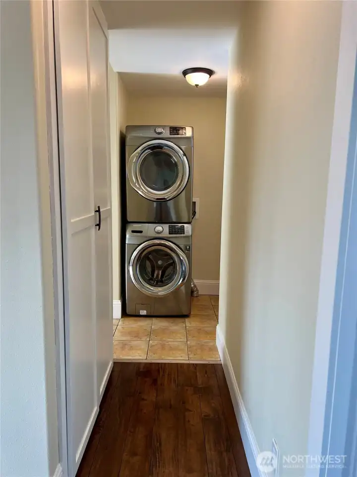 Unit 140 full size ss stack w/d