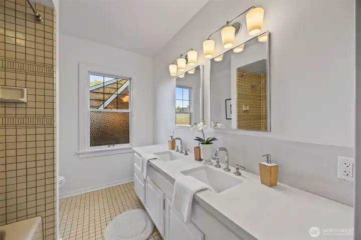 Full bath, 2nd floor