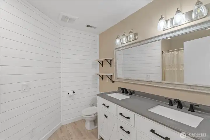 full bath located in hallway