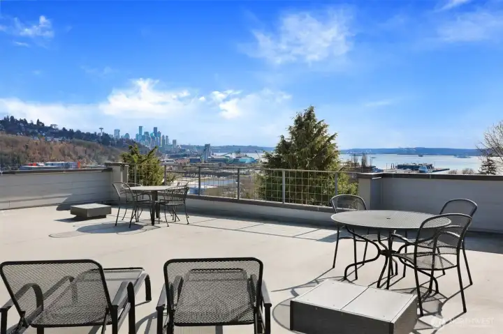 Head up one floor to the roof deck & savor year-round views of Mount Rainier, Elliott Bay, gorgeous sunsets & the sparkling downtown skyline, all from the comfort of home.