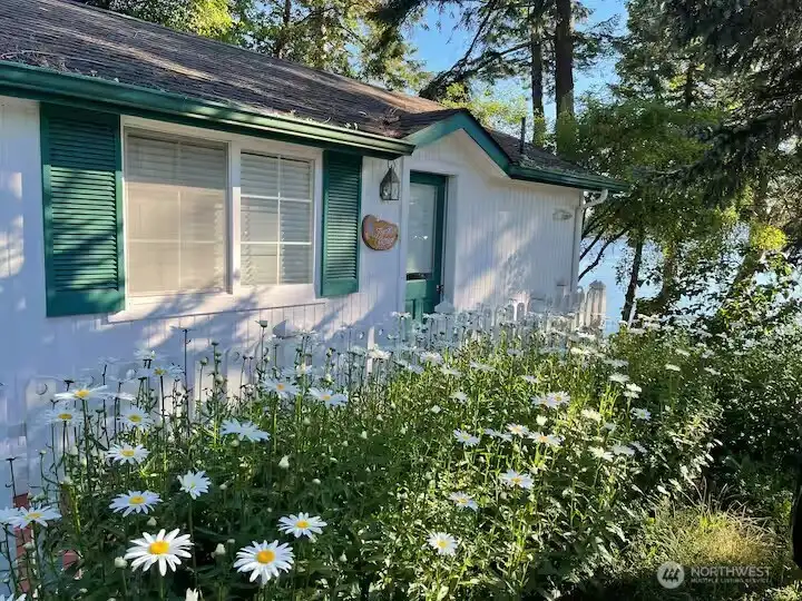 Welcome to Foxglove cottage on beautiful Orcas Island! A gem of a waterfront retreat with easy beach access and close proximity to Deer Harbor Marina