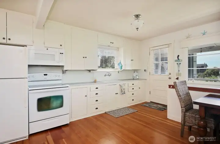 Open floor plan and lots of kitchen storage Open floor plan and lots of kitchen storage