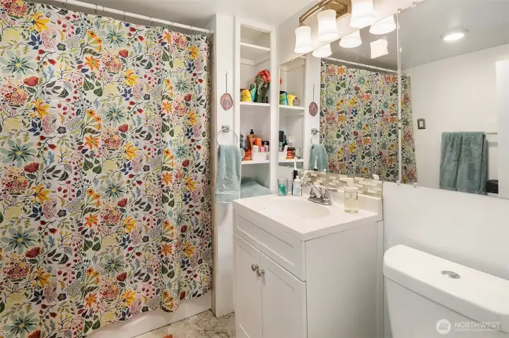Lower Unit full size bathroom