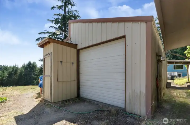 864 sqft Shop with 2 bay doors - great for a garage, workshop, and extra elbow room to boot! 864 sqft Shop with 2 bay doors - great for a garage, workshop, and extra elbow room to boot!