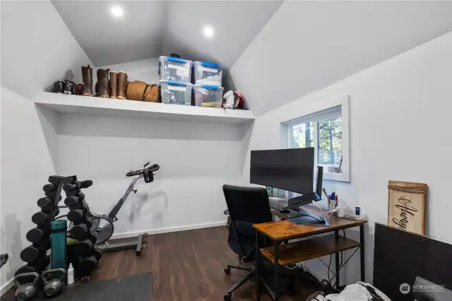 Office...extra bedroom...art studio...gym? The options are endless!