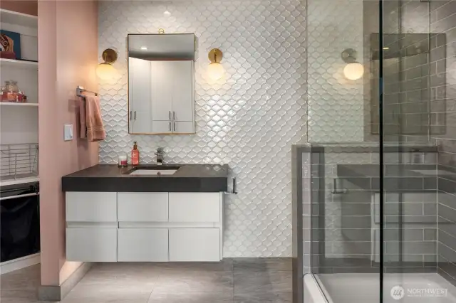Full sized bathroom in upstairs bedroom
