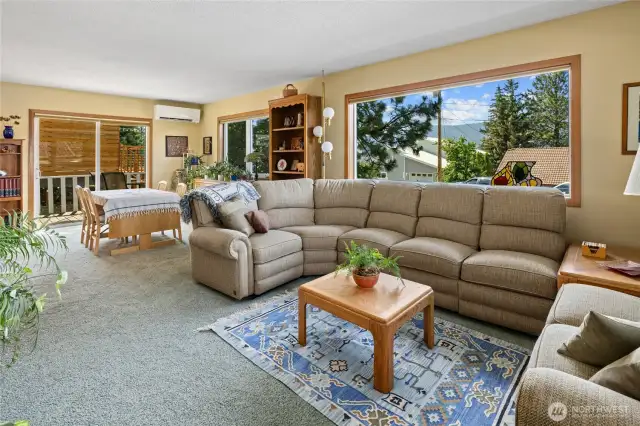 Open concept living and dining space offers great views of Peoh Point and the south ridgeline.