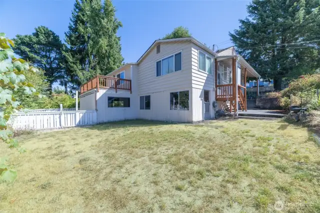 Spacious Outdoor Yard