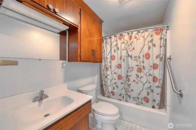 Upstairs Full Bathroom