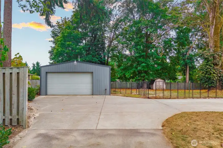 Separate drivway leads to 1,008 SQFT garage/shop!