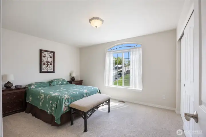 Guest bedroom on the main floor (bedroom 2)