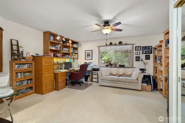 Second bedroom with ample space for office