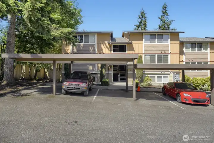 Weclome to Villa Sonoma! Around the corner to Safeway and offering great access to commuter routes.