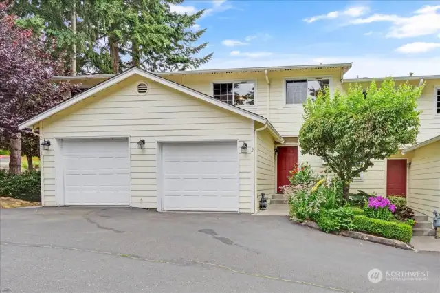 Beautiful 3 bed/2.5 bath townhome in great Edmonds location.  Home has a 1 car attached garage.