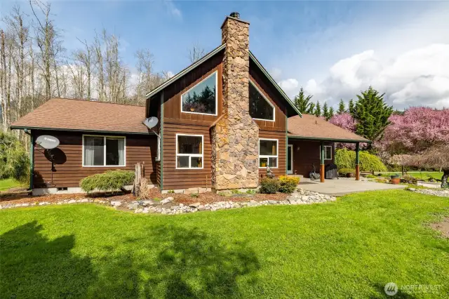 Large windows for Whitehorse Mountain views