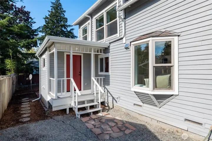 Side entrance for easy access to the kitchen when unloading groceries