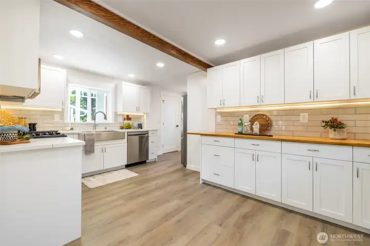 Under cabinet lighting throughout the kitchen
