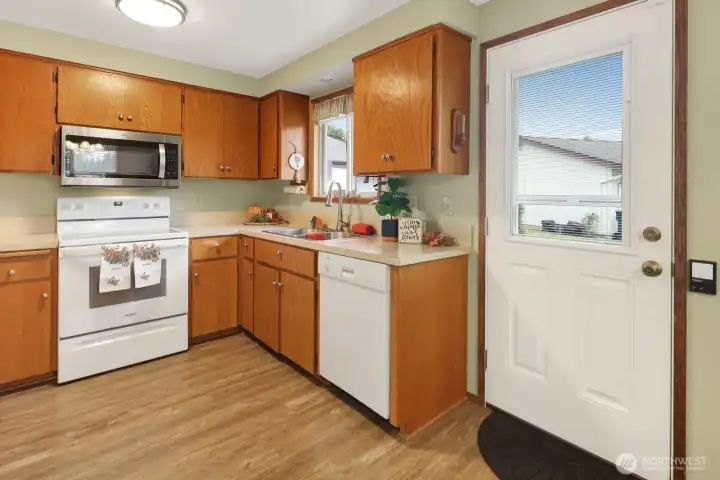 In the kitchen & dining room, you'll appreciate the laminate floors for easy maintenance.