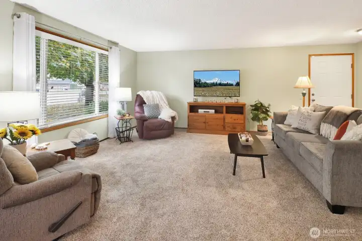 A second entry door, to the 4 unit condo's courtyard, is located here.