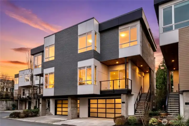 End unit townhouse at the heart of Kirkland downtown