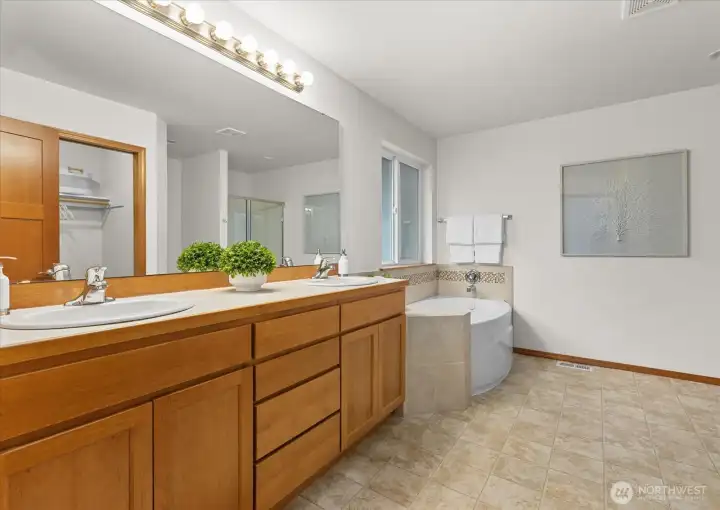 Primary Bedroom 5 piece En-suite with soaking tub.