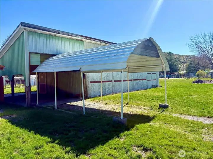 1512 sqft shop with carport