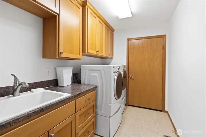 Utility/Laundry/Mud room with sink, washer & dryer stay!