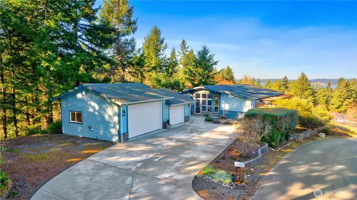 HUGE garage with RV doors, RV parking & hook ups!