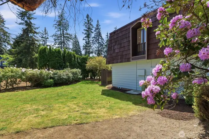 This end unit is adjacent to a common grassy area for added privacy & breathing room.